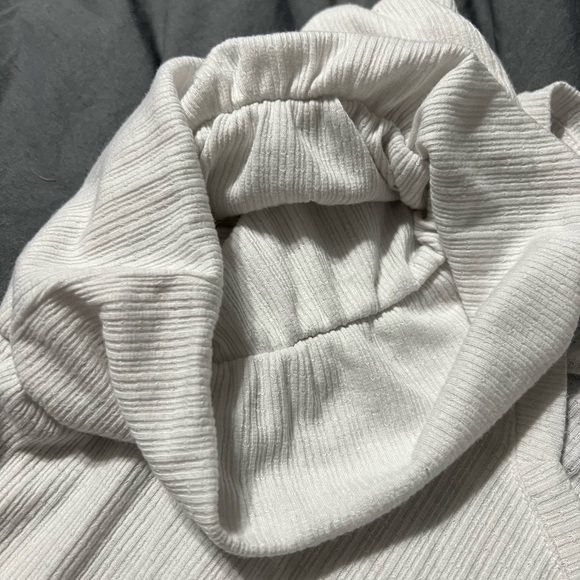 🌸👚LC Lauren Conrad puff sleeve top - Picture 3 of 4